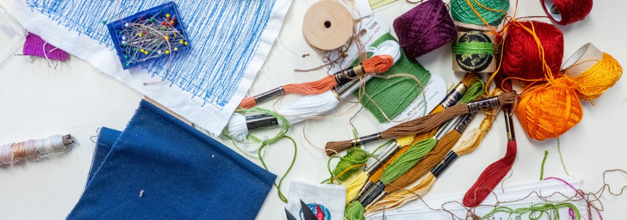 Utensilien zum Reparieren von Kleidung