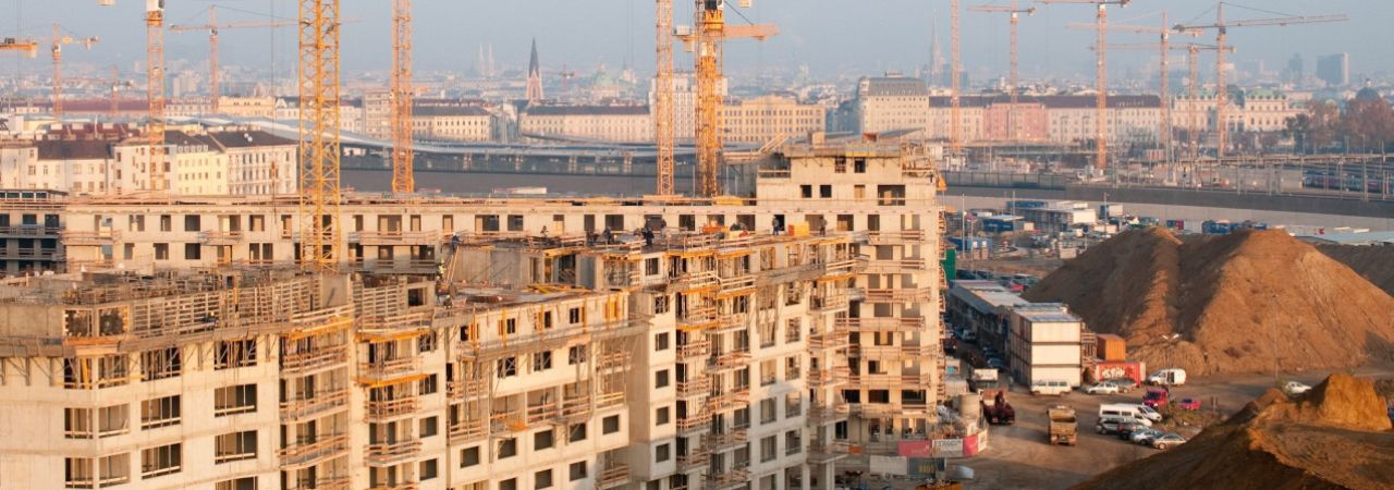 Baustelle mit Kränen