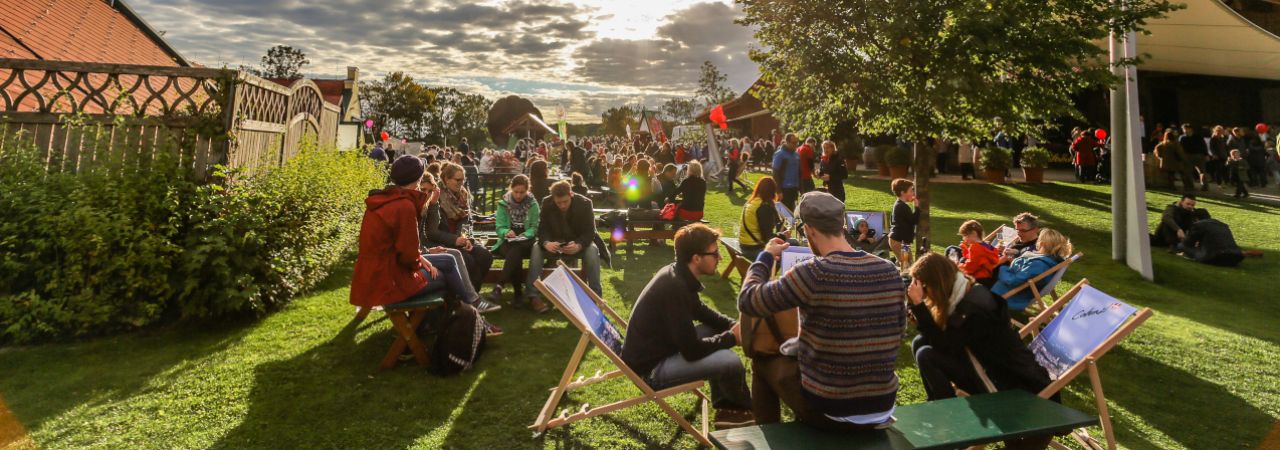 Menschen entspannen sich beim Wiener Weinwandertag im Grünen