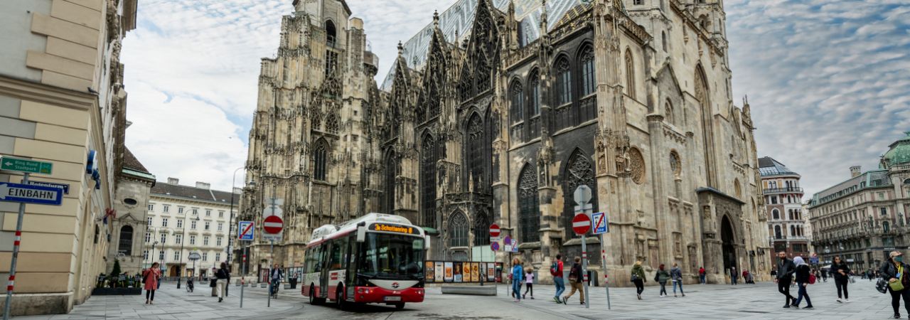 Bus am Stephansplatz unterwegs.