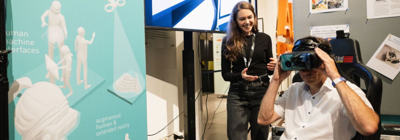 Ein Besucher der Digital Days probiert eine VR-Brille.