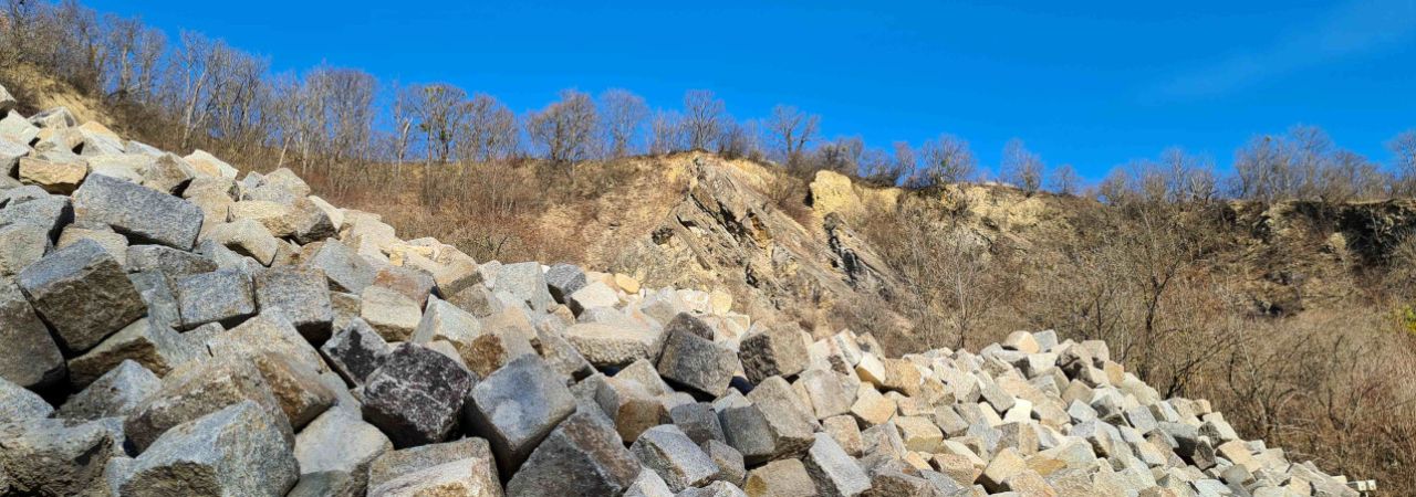 Granitsteine auf einer Lagerstätte
