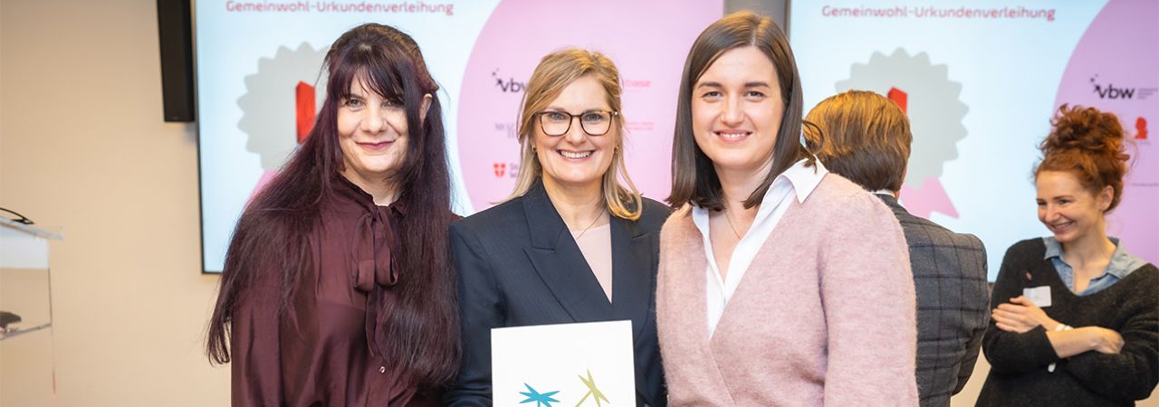 Natascha Borozan, Alexandra Radl-Hanzal und Sanja Drazic bei der Verleihung vom Gemeinwohl-Bilanz-Zertifikat