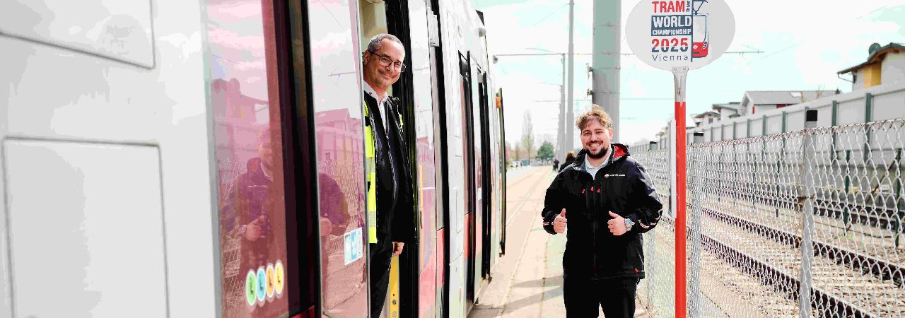 Трамвай и двама участници в първенството