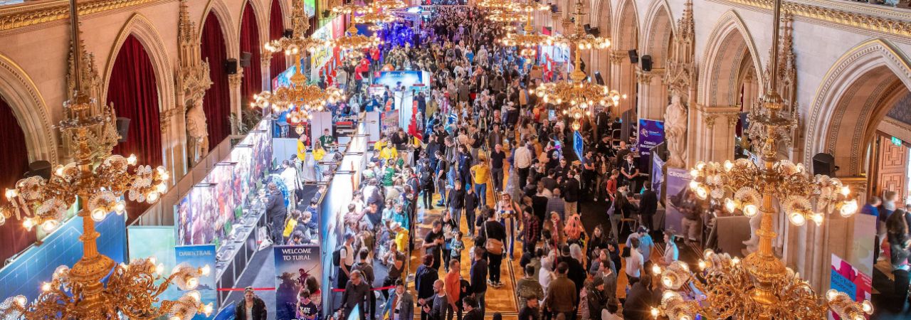 Besucher*innen der GAME CITY im Festsaal des Wiener Rathauses