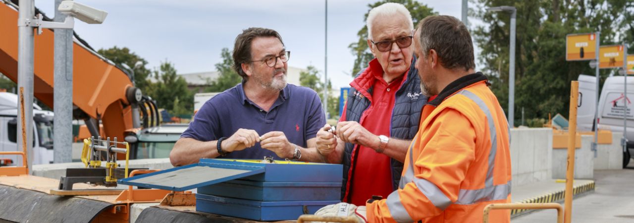 Beratung zweier Bürger durch die MA 48