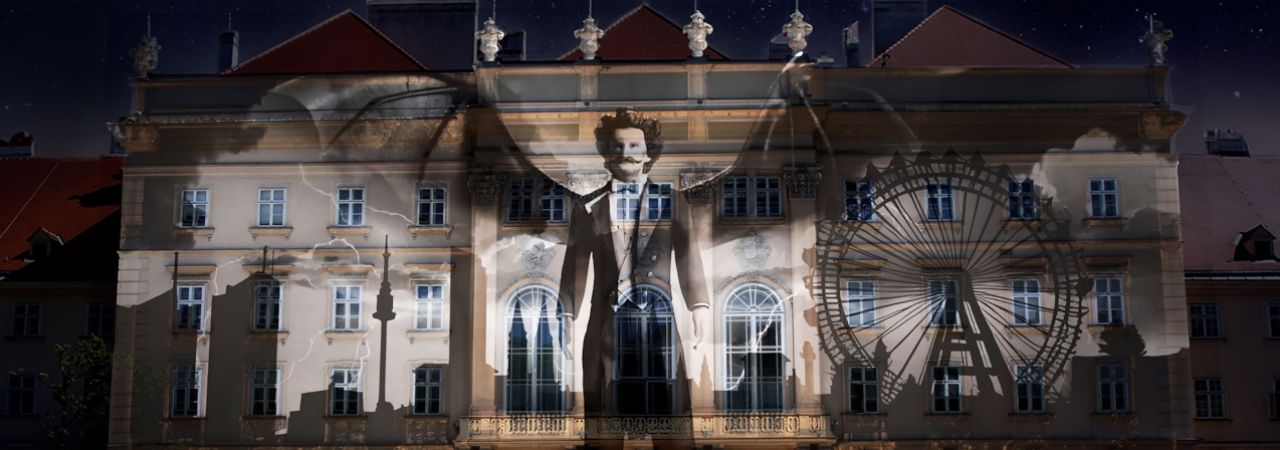 Projektion von Johann Stauss mit Flügeln auf dem Hauptgebäude des Museumsquartiers