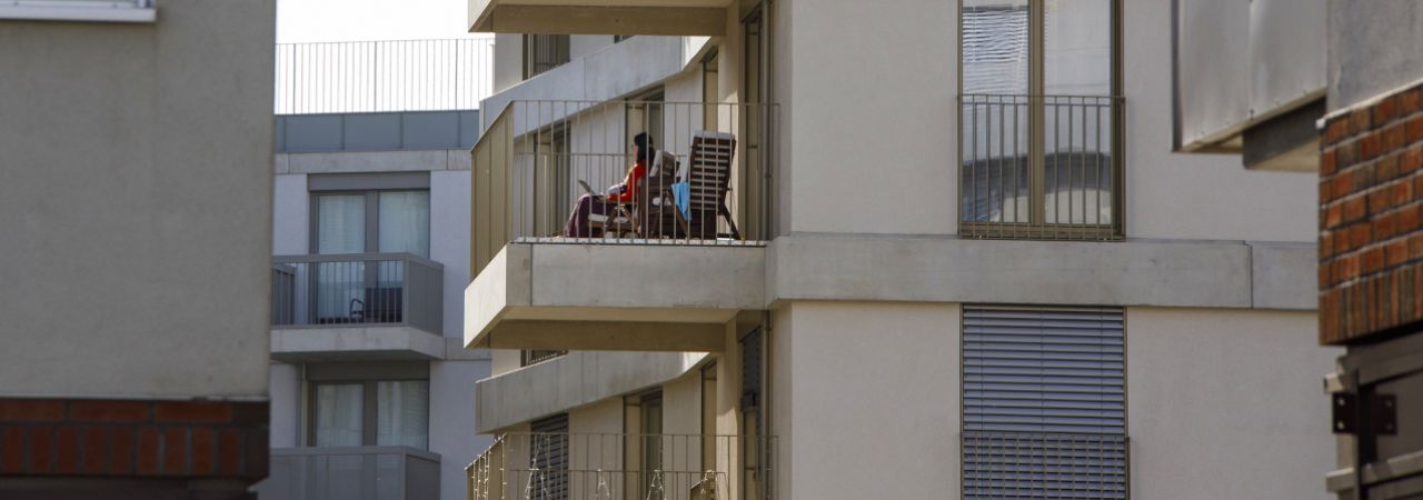 Mehrstöckiges modernes Wohngebäude mit Balkonen