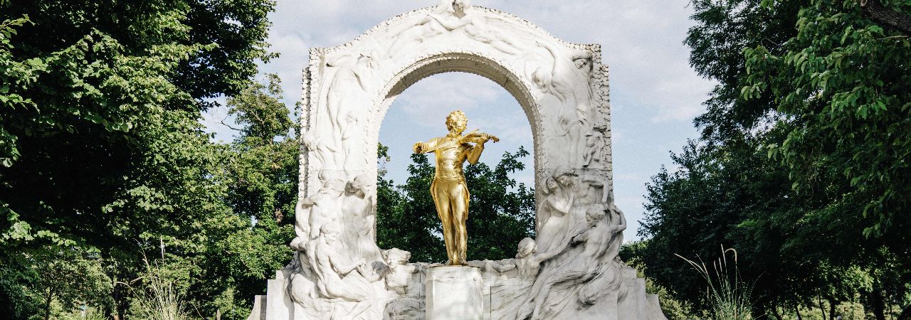 Паметникът на Щраус във Виена