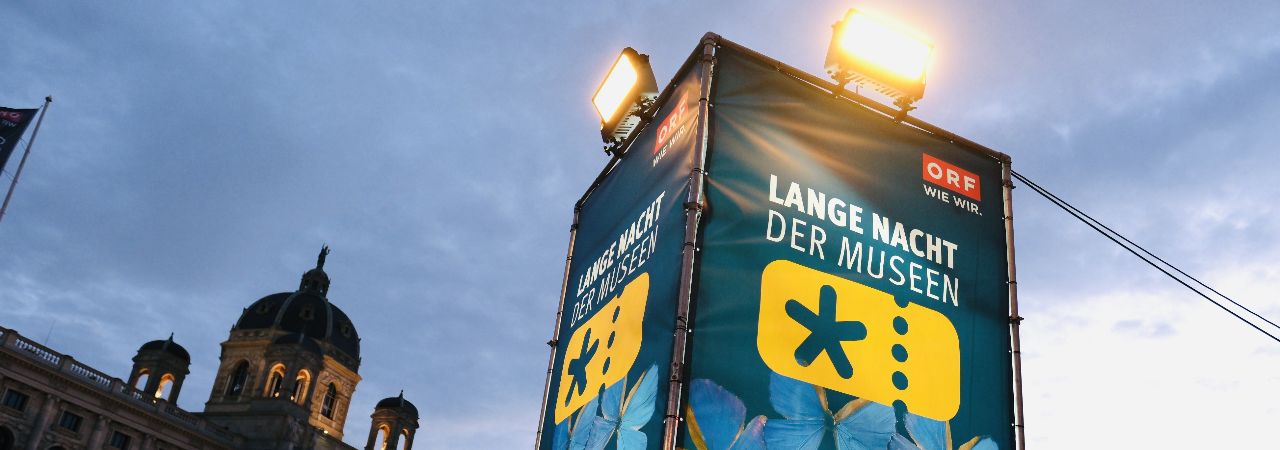 Осветен плакат Нощта на музеите на Мария Терезия плац