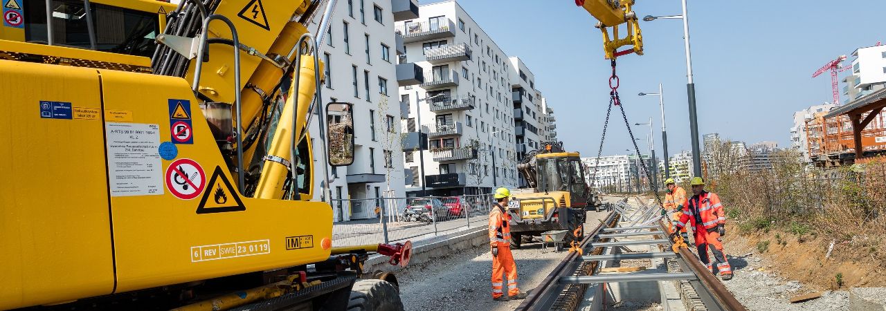 Работници и строителна техника на разширението на трамвайна линия