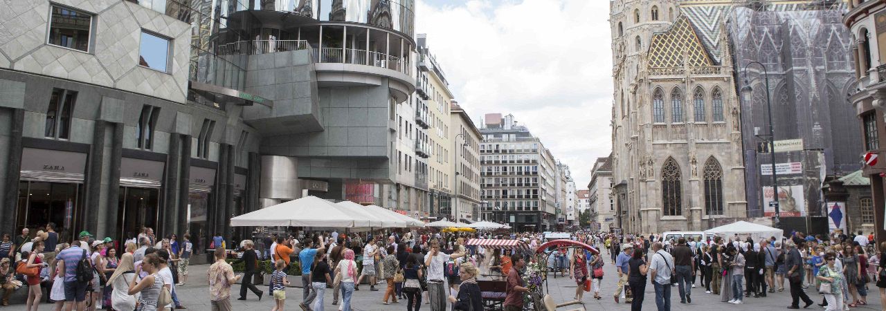 Пешеходци на площада пред катедралата Щефанс дом във Виена