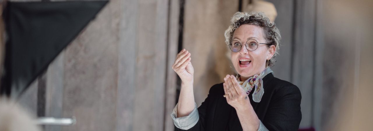 Eine Frau erklärt etwas in Gebärdensprache.